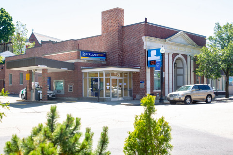 Rockland Trust Welcomes Blue Hills Bank Customers (Photo: Business Wire)