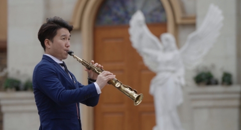 Under the Chang'an Pagoda in Xi'an Chanba Ecological District, Liu Lei, a young Saxophone performer from Xi'an who once stayed in France for long, played the Jasmine with his orchestra by perfectly combining Chinese and western musical elements. (Photo: Business Wire)