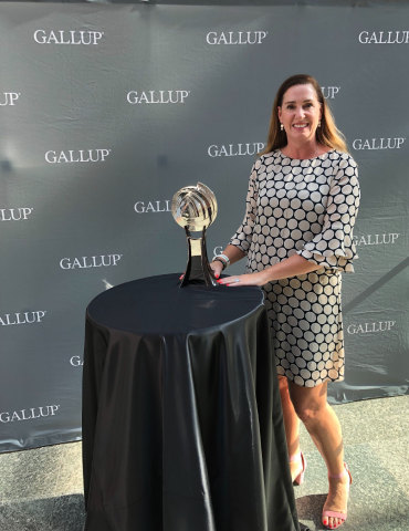 Nearmap's Sue Steel accepts Gallup's 2019 "Great Workplaces" Award (Photo: Business Wire)