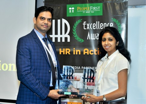 Senior Managers, HR Bhuvnendu Shringirishi (left) and Pallavi Chaudhary (right) receive the awards at the ceremony in Mumbai. (Photo: Business Wire)