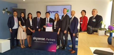  FPT Software and Airbus signed the agreement on the Skywise certified partner program at the sideli ... 