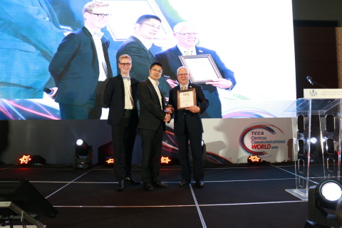 Yelin Jiang, Executive VP at Hytera, receiving the award on behalf of Hytera (Photo: Business Wire)