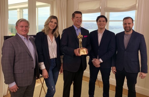 Keith Krach (center) receives the inaugural Life & News Transformational Leader of the Year Award in 2018. From Left: Life & News’ Board Member Robert B. Dellenbach, Editorial Director Viva Bianca, CEO Elliott Liu, and Board Member Zachary Luman. (Photo: Business Wire)