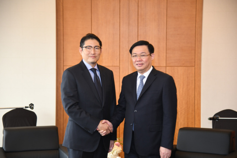 趙顕俊（チョ・ヒョンジュン）会長は19日に韓国を訪問したブオン・ディン・フエ (Vuong Dinh Hue) ベトナム副総理と会い相互協力を強化していくことを約束した。 （写真：ビジネスワイヤ）