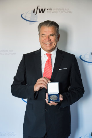 Hikmet Ersek, Western Union CEO, receives Global Economy Prize award from Kiel Institute for the World Economy for his contributions and international influence on global issues. (23 June 2019) (Photo: Business Wire)