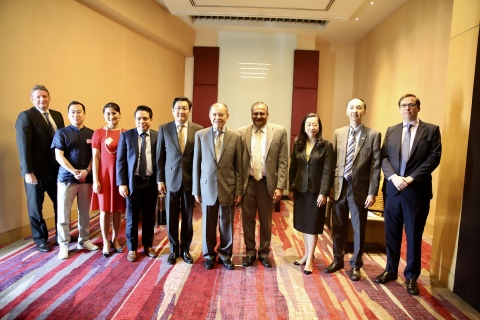 UCK Network Co-founder Leo Hu (Second from left), UCK Network International Strategy Consultant Helen Zhang (Third from left), with Dr. Supachai Panitchpakdi, Former Thai Deputy Prime Minister (Fifth from right), and Dr. Pakorn Peetathawatchai, President of the Thailand Stock Exchange (Fifth from left)