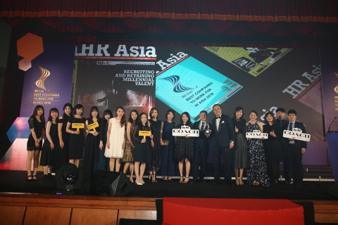 一眾COACH台灣員工和國際商業資訊集團出版人總編輯吴恩明於HR Asia的頒獎典禮合照