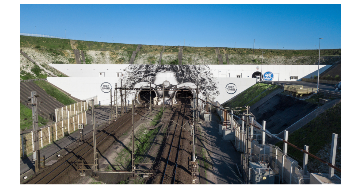 A L OCCASION DE SES 25 ANS EUROTUNNEL D VOILE UNE UVRE D ART a-l-occasion-de-ses-25-ans-eurotunnel-d-voile-une-uvre-d-art