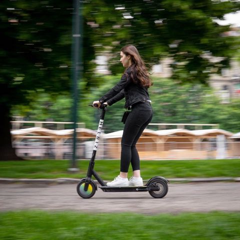 A fleet of Helbiz electric scooters will be available at the "New Yorkers on Track" experience at the New York City E-Prix for the ABB FIA Formula E Championship Finale this Sunday (July 14, 2019) in Brooklyn. (Photo: Business Wire)