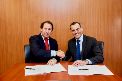 Berkshire Hathaway HomeServices LARVIA CEO Bruno Rabassa (left) and Claudio Prattico, managing director of Berkshire Hathaway HomeServices, finalize LARVIA's network agreement. (Photo: Business Wire)