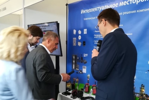 Rustam Minnikhanov, the President of the Republic of Tatarstan, a federal subject of Russia, visited Hytera booth (Photo: Business Wire)
