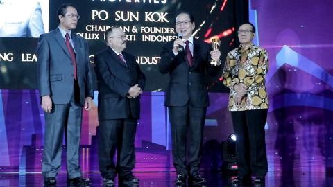 Right to Left: Mr. Akbar Tanjung as Indonesia's 3rd State Minister of Public Works and Public Housing, Mr Po Sun Kok, the winner of Top Property Leader 2019 as the Chairman of Pollux Properti Indonesia Tbk, Mr Anthony Zeidra Abidin as Executive Director of Properti Indonesia Magazine, Mr Said Mustafa as CEO of Properti Indonesia Magazine (Photo: Business Wire)