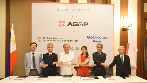 Key representatives from AG&P, Osaka Gas, and Japan Bank for International Cooperation, sign the equity investment agreement in Manila Philippines. Present during the signing ceremony are (from L-R): Mr. Takahito Marushima, Director, Division 1, Equity Investment Department, Equity Finance Group, JBIC; Mr. Shinji Fujino, Managing Executive Officer, Global Head of Equity Finance Group, JBIC; Dr. Jose P. Leviste Jr., Chairman, AG&P; Atty. Marie Antonette Quiogue, Legal Counsel, AG&P; Mr Tetsuji Yoneda, President & CEO, Osaka Gas Singapore; and Mr. Kei Takeuchi, Senior Executive Officer, Osaka Gas. (Photo: Business Wire)