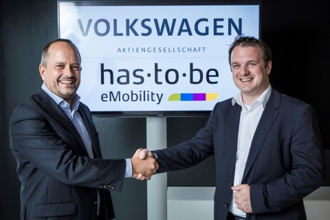 Handshake Thorsten Nicklass (CEO Elli) and Martin Klässner (CEO has·to·be) Copyright: bernhardhuber.com for Volkswagen AG