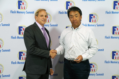 Hiroo Ota, technology executive for Toshiba Memory Corporation, receives a ‘Best of Show’ award from Flash Memory Summit for XFMEXPRESS™ – a new industry form factor for PCIe/NVMe devices. (Photo: Business Wire)