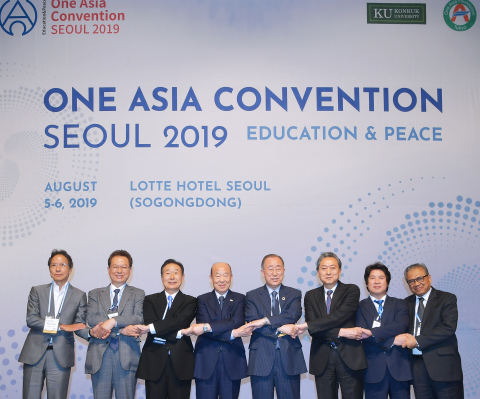 One Asia Convention Seoul 2019, organized by Konkuk University and the One Asia Foundation and sponsored by the Seoul City, was held at Lotte Hotel Seoul on August 5th to 6th. More than 650 scholars from 325 universities in 32 Asian countries and 250 professors from 90 universities in Korea participated the convention to discuss how education can contribute to peace under the theme of 'Education and Peace' and empathized with Asian communities that living together without state and ethnic discrimination. From left: Sang-Jung Kang, an Honorary Professor of University of Tokyo, Namsoo Seo, Former Minister of Education, Yoji Sato, Chairman of One Asia Foundation, Kyungseo Park, Chairman of Korean Red Cross, Ban Ki-moon, Former UN Secretary General, Yukio Hatoyama, Former Japanese Prime Minister, Sanggi Min, President of Konkuk University, Sunaryo Kartadinata, Former President of Indonesian University of Education at One Asia Convention Seoul 2019. (Photo: Business Wire)