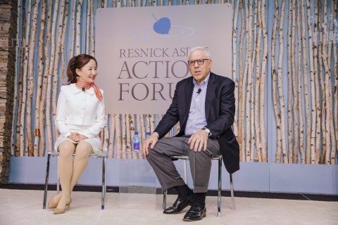 Ctrip CEO Jane Sun (left), in conversation with Co-Chairman of The Carlyle Group, David Rubenstein (Photo: Business Wire)