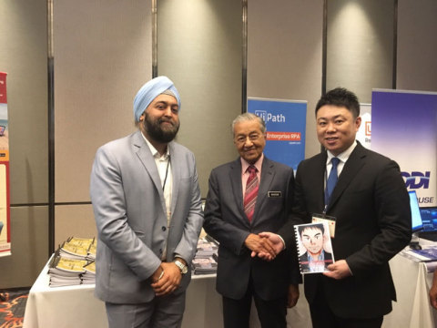 From left to right: Tharminder Kuckreja, Representative of NIPPON Platform Malaysian branch; YAB Tun Dr. Mahathir Mohamad, Prime Minister of Malaysia; Jun Takagi, CEO of NIPPON Platform (Photo: Business Wire)