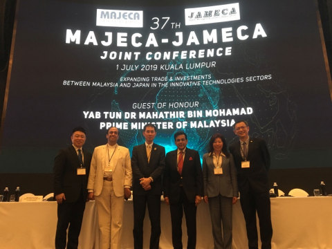 The left end: Jun Takagi, CEO of NIPPON Platform; The second from the left: Mr. Ganesh Bangah, Chairman, The National ICT Association of Malaysia (PIKOM); The third from the left: Mr. Kazuto Sasaki, Secretary General of Japan-Malaysia Economic Association (JAMECA); The fourth from the left: Mr. YBhg Datuk Seri Mohamed Iqbal, Vice-President of Malaysia-Japan Economic Association (MAJECA); The fifth from the left: Ms. Dato’ Ng Wan Peng, Chief Operating Officer, Malaysia Digital Economy Corporation (MDEC) Sdn Bhd; The right end: Mr. Cheah Kok Hoong, Group Chief Executive Officer/ Director, Hitachi Sunway Information Systems Sdn Bhd (Photo: Business Wire)