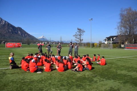 Teilnehmer/innen und Trainer am FC Bayern Kids Club Fußball-Camp in Salzburg im Frühjahr 2019 Copyright: FC Bayern Kids Club (Photo: Business Wire)