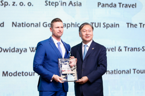 Донг Чен (справа), партийный секретарь Пекинского бюро культуры и туризма, вручает награду Рэндаллу Диру (Randall Deer), основателю и управляющему директору IGNITE TRAVEL, Австралия (Фотография: Business Wire)