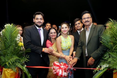 (L to R): Hrishikesh Datar, Vandana Datar, Sunny Leone, Rohit Datar and Dr. Dhananjay Datar, Chairman and Managing Director of Al Adil Trading Co LLC (Photo: Business Wire)