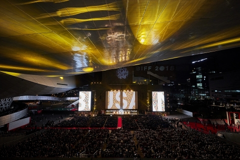 In der Metropole Busan finden das 24. Busan International Film Festival sowie das G-STAR 2019 statt. Das Busan International Film Festival (BIFF) zeigt vom 3. bis 12. Oktober auf 37 Bildschirmen 303 Filme. Game Show & Trade, Allround „G-STAR 2019“, die globale Games-Messe, findet vom 14. bis 17. November im BEXCO in Busan statt. Das Foto zeigt die Eröffnung des 23. Busan International Film Festival 2018. (Foto: Business Wire)