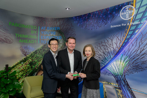 From left to right: Dr. Bernard Ng, Head of Medical & Clinical Affairs, Bayer Consumer Health, Ernst Coppens, Managing Director and Chief Financial Officer, Bayer ASEAN, Dr. Mylea Charvat, CEO & Founder, Savonix. (Photo: Business Wire)