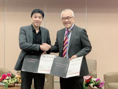 Fusionex Founder & Group CEO Dato’ Seri Ivan Teh (left) exchanging a Memorandum of Agreement with International Medical University (IMU) Deputy Vice Chancellor Professor Peter Pook during the Healthcare Big Data Analytics Forum held at IMU Campus. (Photo: Business Wire)