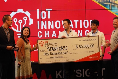 Daniel Bogdanoff (far left), Keysight Master of Ceremonies, and Marie Hattar, Keysight CMO (second left), present Max Holiday and Anand Lalwani (far right) of Stanford with the Grand Prize in the Keysight IoT Innovation Challenge. (Photo: Business Wire)