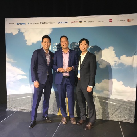 Accepting Gold Top Data Management Award from Slalom: Robert Chang, Data & Analytics Practice Director - Alan Poon, Client Services Partner - Hyun Choi, Senior Data Engineer (Photo: Business Wire)