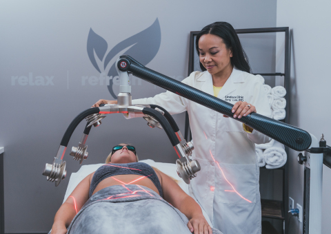 Dr. Amy Lee administers the new Zerona Z6 body contouring technology to a Lindora Clinic patient. (Photo: Business Wire)