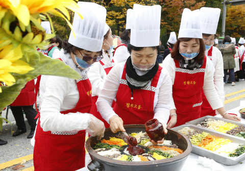 被联合国教科文组织评为美食之都的全州市将举办全民共享美味乐趣的美食庆典-2019全州拌饭节。2019全州拌饭节将从10月9日至12日以Mixing Excitingly！Enjoying deliciously！为主题在全州韩屋村、栖鹤洞艺术村、南部市场等全州市区一带举行。全州既是韩国传统文化保存完好的城市，也是亚洲知名旅游城市。在米饭上放各种素菜和炒肉、辣酱等食材拌着吃的拌饭是全州最具特色的美食。今年的美食节不仅可以品尝到拌饭，还有机会品尝全州美食之根的全罗监营观察使餐、135年前访问全罗监营的外国人日记中描写的全罗监营外国人迎宾餐等多种全州传统美食。活动期间，游客们可以享尽美食带来的乐趣。全州拌饭节的主打体验项目 - 共同制作5000多人份拌饭并一起品尝的全民拌饭活动也将如期举行。烹饪大赛等丰富多彩的体验活动也等待着游客们的积极参与和享乐。 (照片：美国商业资讯)