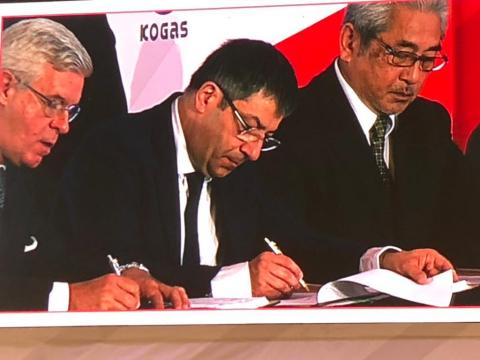 Pierre Bechelany (center), Fluor's president of Pipelines & LNG, signs contract. (Photo: Business Wire)