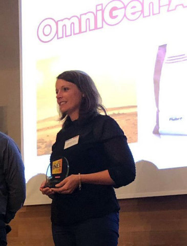 Marie-Laure Ocaña Mainsant, Dairy Technical Specialist, Phibro Animal Health, accepts the 2019 Golden Innovation Award for OmniGen-AF® nutritional product at the SPACE international exhibition for animal production. Rennes, France. (Photo: Business Wire)