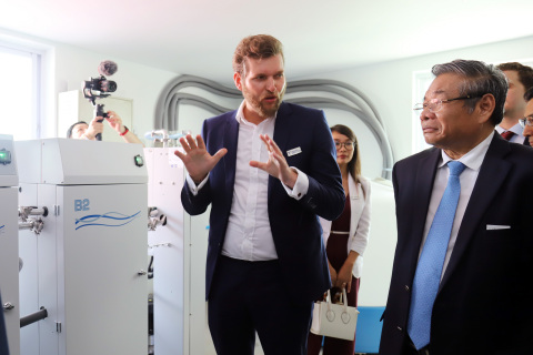 Diederik van Vliet, Head of Cluster Markets (Emerging Asia), Fresenius Medical Care Asia-Pacific, introduced to the dignitaries and guests the advanced machines and water treatment system at the new hemodialysis center at Hebron Medical Center, which will help bring the best possible patient outcomes. (Photo: Business Wire)