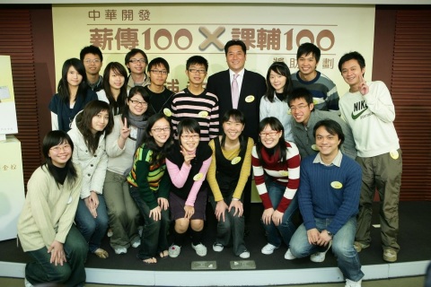 Mr. Angelo J.Y. Koo (fourth from the right in the back row) is the Chairman of the CDIB Education and Cultural Affairs Foundation. (Photo: Business Wire)