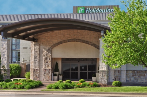 Atrium Hospitality expands its U.S. management portfolio with the newly renovated Holiday Inn Cincinnati Riverfront in Covington, Kentucky. The 155-room/suite property is one of three branded hotels that are now managed by Atrium Hospitality. Located in Kentucky and Ohio, the three hotels comprise a combined 612 keys and almost 30,000 square feet of meeting space, bringing the company’s management portfolio to 84 hotels, 20,897 guest rooms/suites, and more than 3 million square feet of event space. Atrium Hospitality is ranked one of the nation’s largest hotel operators. (Photo: Business Wire)