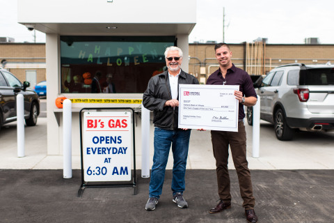 Mike Cappelli, general manager of BJ's Wholesale Club in Madison Heights, Mich. (right), presents a donation of a one-year supply of gas and tires to Steve Haveraneck, vice president, Oakland Meals on Wheels (left), to celebrate the opening of the company's two new BJ's Gas locations in Madison Heights and Taylor, Mich. on Oct. 22, 2019. (Photo: Business Wire)