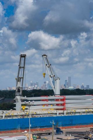 Wind blades aboard a ship at Port Houston's Turning Basin Terminal (Photo: Business Wire)