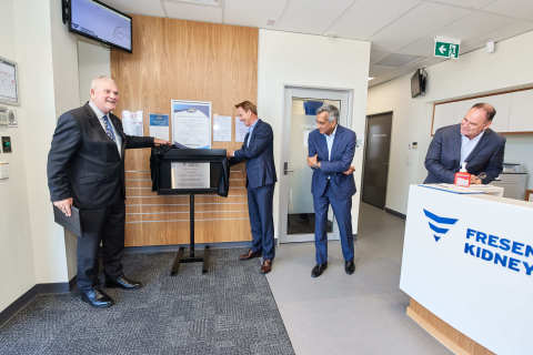 The new facilities at Fresenius Kidney Care Spearwood Clinic were officiated in a plaque unveiling ceremony on 24 October 2019 by His Worship Logan K. Howlett, JP, Mayor of City of Cockburn (left) and Harry De Wit, President and CEO, Fresenius Medical Care Asia-Pacific (second from left), with the presence of Mahesh Nair, Senior Vice President, Fresenius Medical Care South Asia Pacific (second from right) and Antony Rayment, Managing Director, Fresenius Medical Care Australia and New Zealand (right).