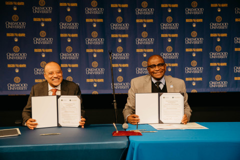 Dr. William F. Owen, dean and chancellor of RUSM and Dr. Leslie N. Pollard, president of Oakwood University hold copies of signed agreement. (Photo: Business Wire)