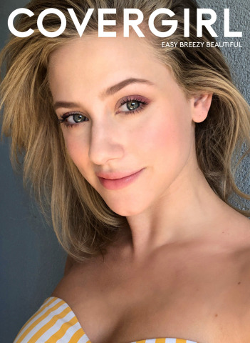 La actriz y poetisa, Lili Reinhart, lleva su belleza a COVERGIRL