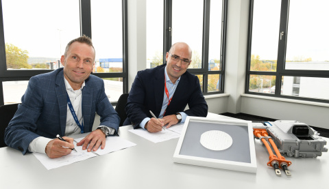 Jörg Grotendorst, Head of ZF Division E-Mobility and Cengiz Balkas, Senior Vice President and General Manager of Wolfspeed signing the partnership (Photo: ZF)
