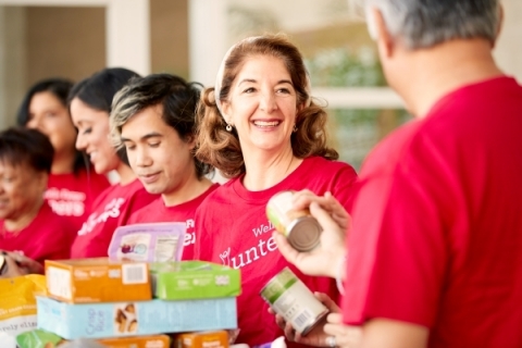 Wells Fargo team members volunteer at a local food bank (Photo: Business Wire)