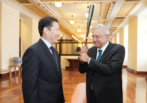 Chairman Cho Hyun-joon of Hyosung Group (left) had a meeting with President Andres Manuel Lopez Obrador of Mexico (right) on November 6, 2019 at the Presidential Palace in Mexico City to discuss ways of cooperation between the two parties, including the ‘Rural ATM Project.’ Chairman Cho gave a baseball bat autographed by Korean Major leaguer Shin-soo Choo of Texas Rangers as a gift to President Obrador, who is known as a big fan of baseball. (Photo: Business Wire)