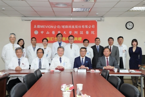 During the signing ceremony for the collaborative framework agreement, Chien-Ning Huang, M.D., Ph.D., President of Chung Shan Medical University Hospital, James Meng, Ph.D., President of Mevion Medical Systems, and Edward Lee, President of ASYS Corp. signed the agreement on behalf of the three parties. (Photo: Business Wire)