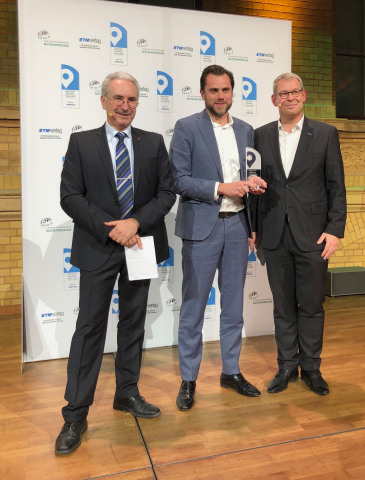 Jesper Bennike, Executive Vice President of Business Development for project44, accepts the German Telematics Prize in the Transport Logistics Ecosystem category on November 19, 2019 in Berlin. (Photo: Business Wire)