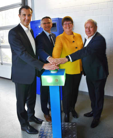 (left to right) Carlos Lange, Matthias Bonse, Dr. Gerta Gerdes-Stolzke and Horst Kornelius formally commission the new CHP plant in Wahlstedt, Segeberg, in Schleswig-Holstein. Copyright: HanseWerk Natur
