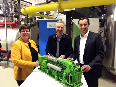 (LTR) Dr. Gerta Gerdes-Stolzke, Matthias Boxberger and Carlos Lange signing a letter of intent on the realization of a hydrogen-fueled combined heat and power plant in the 1-megawatt range in the center of Hamburg. Copyright: HanseWerk AG